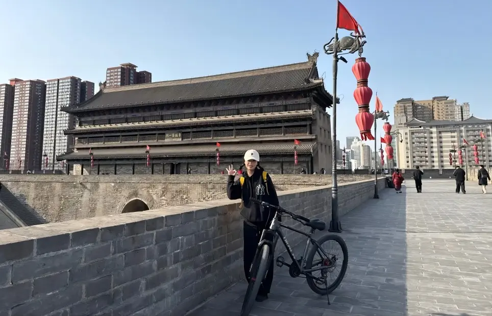 Tourists walking and cycling on Xi’an City Wall, a classic stop in Xi’an Travel Itineraries