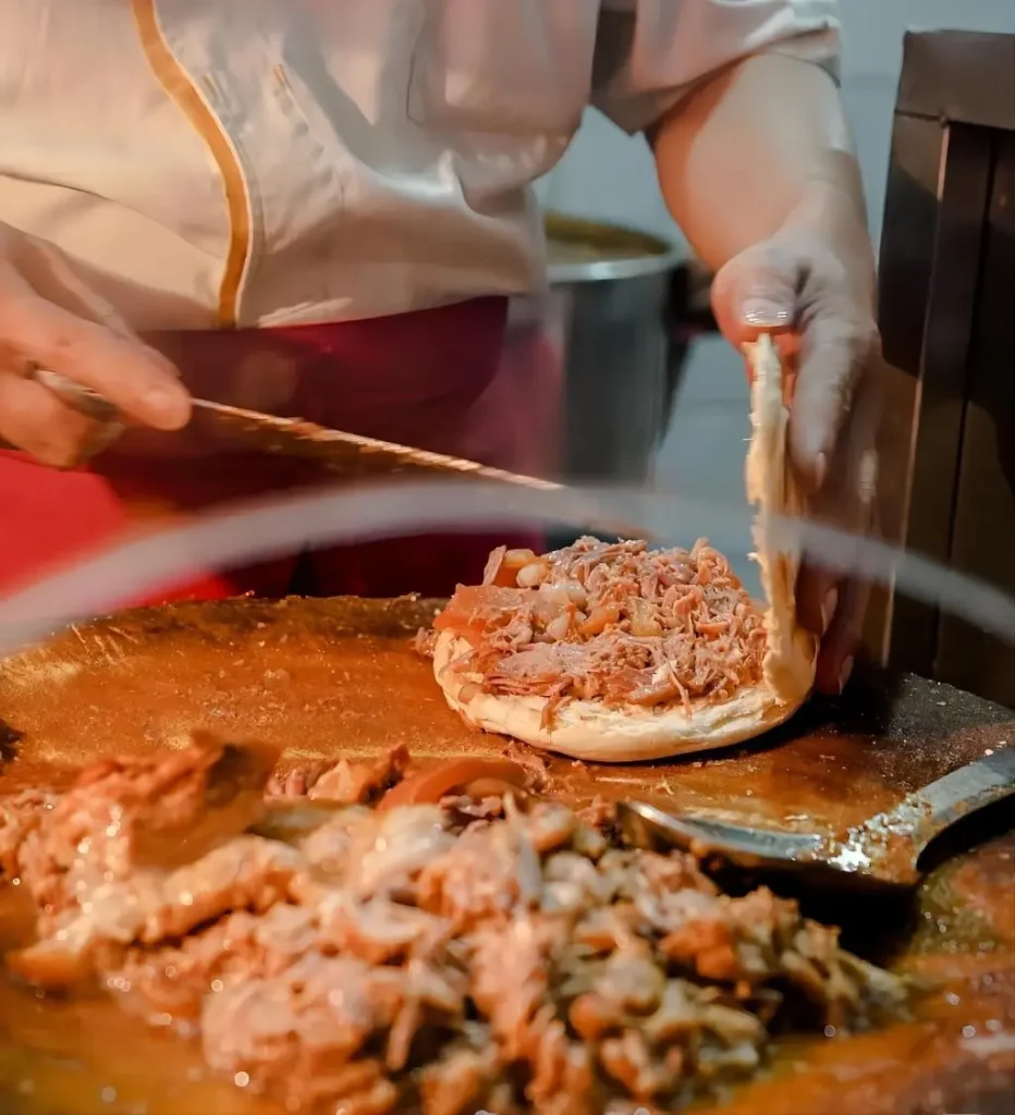 China Local Food Trails – Xi’an Roujiamo (Chinese Hamburger) Street Food