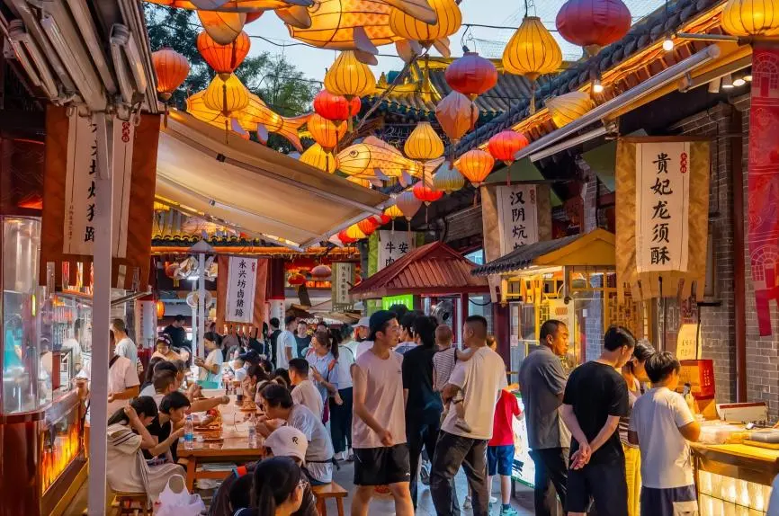 Xi’an street food trail at dusk, bustling vendors and steaming street food