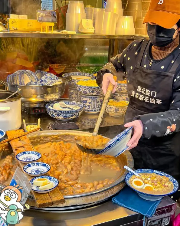 You Cha Mahua Xi’an street breakfast, vendor serving fried dough twists with tea