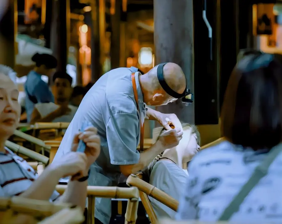 Ear-picking at Heming Teahouse Chengdu, iconic Chengdu teahouse local tradition experience
