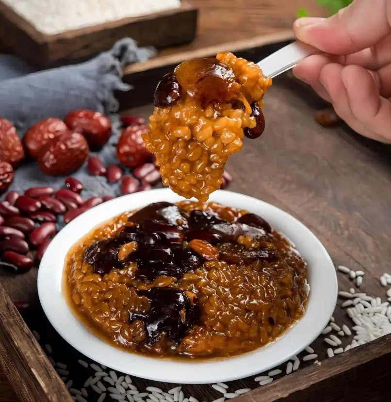 Zeng Gao Xi’an sweet glutinous rice dessert steamed in pottery steamer, street food view