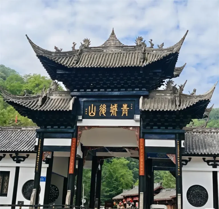Entrance to Mount Qingcheng Back Mountain, hiking trails in Chengdu