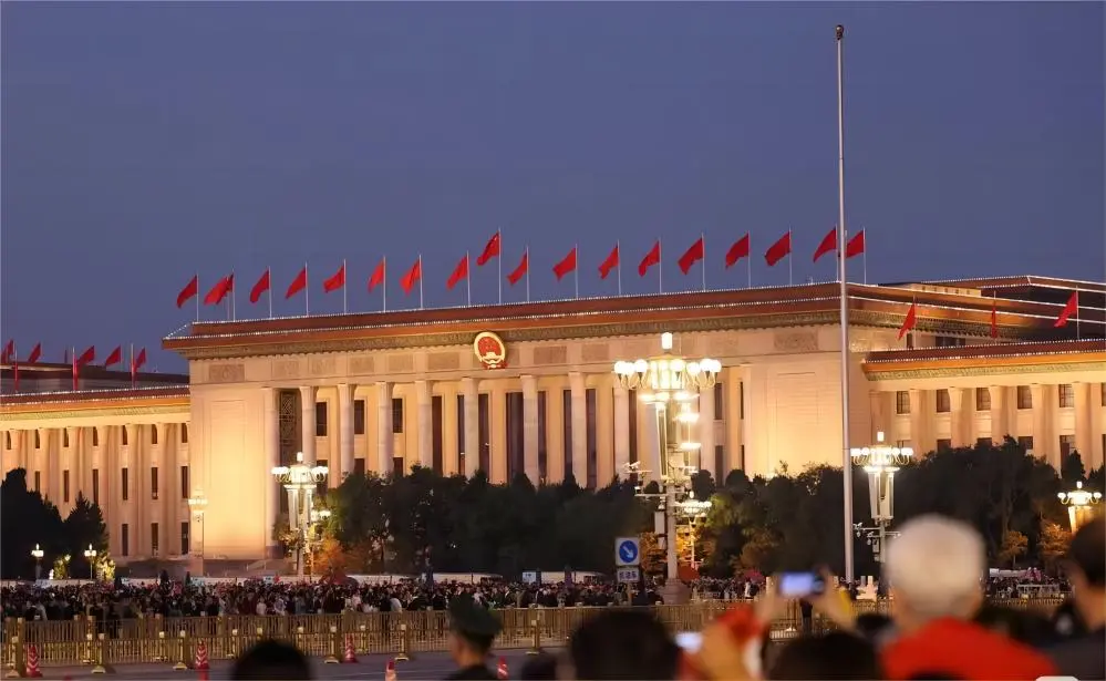 Visitors gathering early morning for the flag-raising ceremony at Tiananmen Square
