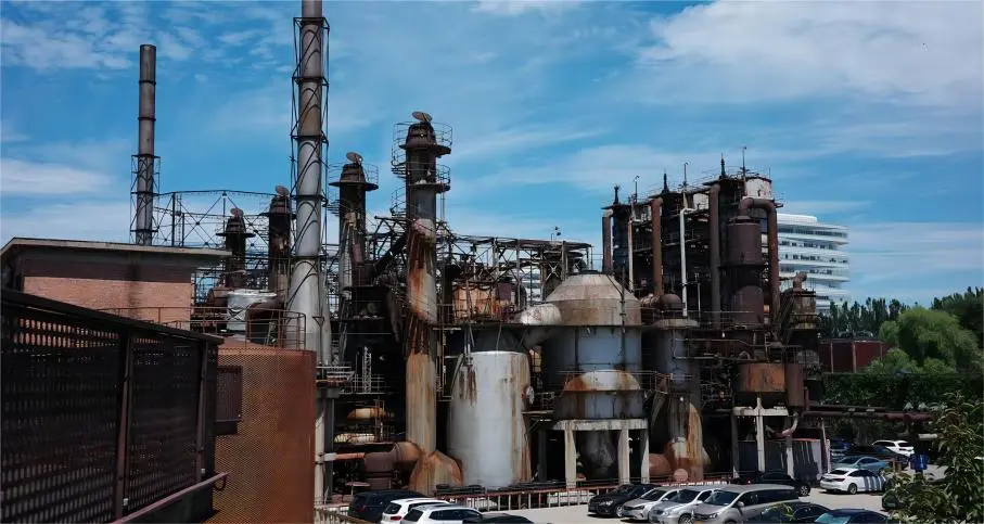 Former abandoned factory parking lot in the Beijing 798 Art Zone, retaining industrial style and artistic atmosphere.