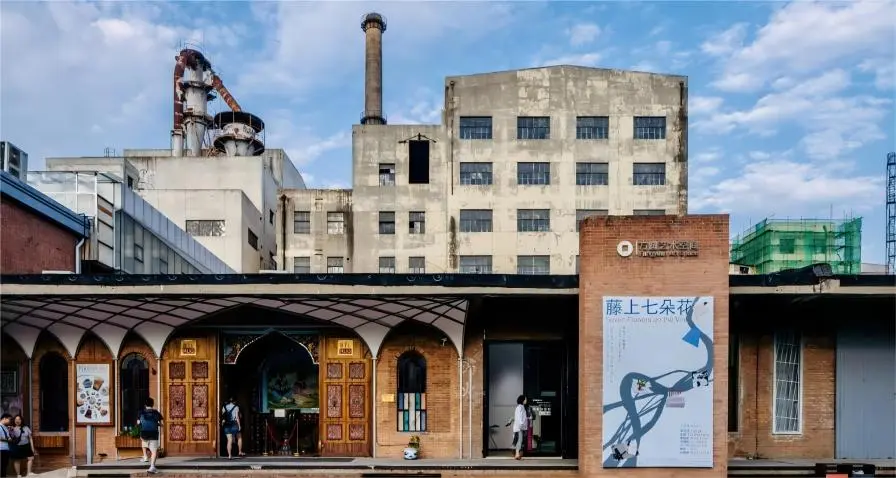 Candid street shot in the Beijing 798 Art Zone, blending artistic atmosphere with everyday street life and creative culture.