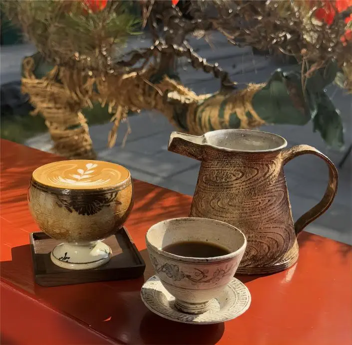 Coffee cup with Beijing city atmosphere, blending modern café culture with Old Beijing charm.