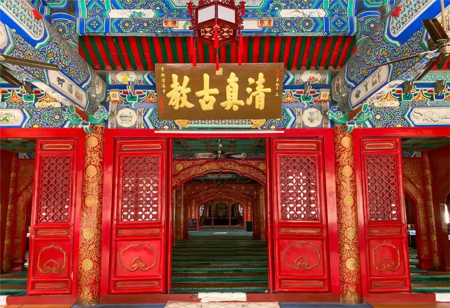 Close-up view of the main hall of Beijing Niujie Mosque, displaying the fusion of Islamic and traditional Chinese architectural details in the eaves and structure.