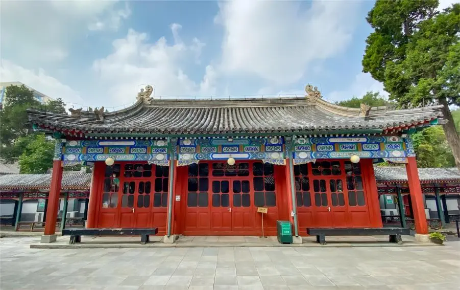 Distant view of the main hall of Beijing Niujie Mosque, presenting a panoramic look at the grand ancient mosque structure.