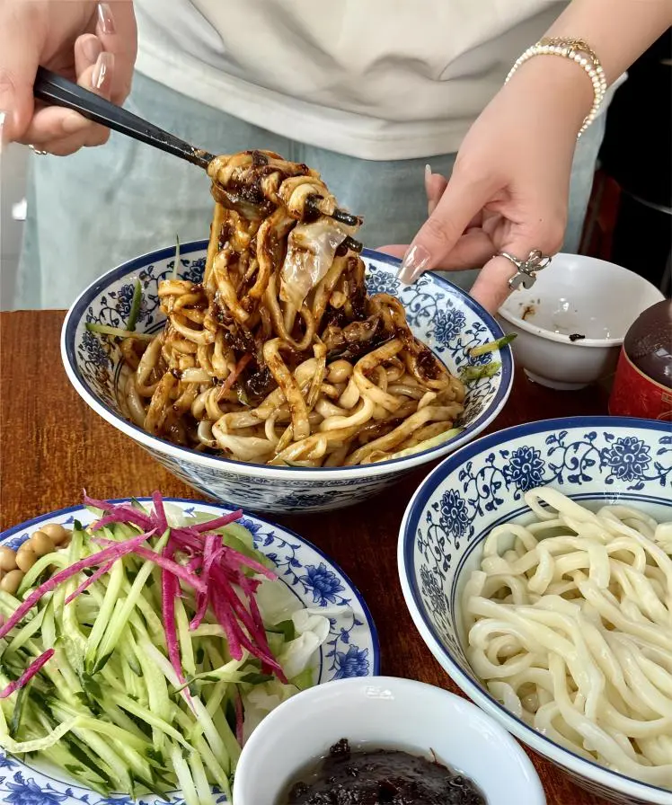 Freshly served Old Beijing Zhajiangmian in a traditional ceramic bowl