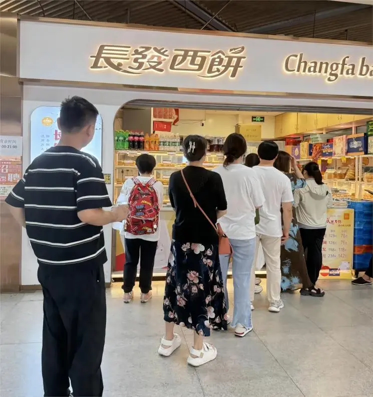 Travelers and locals lining up outside Changfa Xibing in Suzhou to buy freshly baked Suzhou-style pork mooncakes during Mid-Autumn Festival.