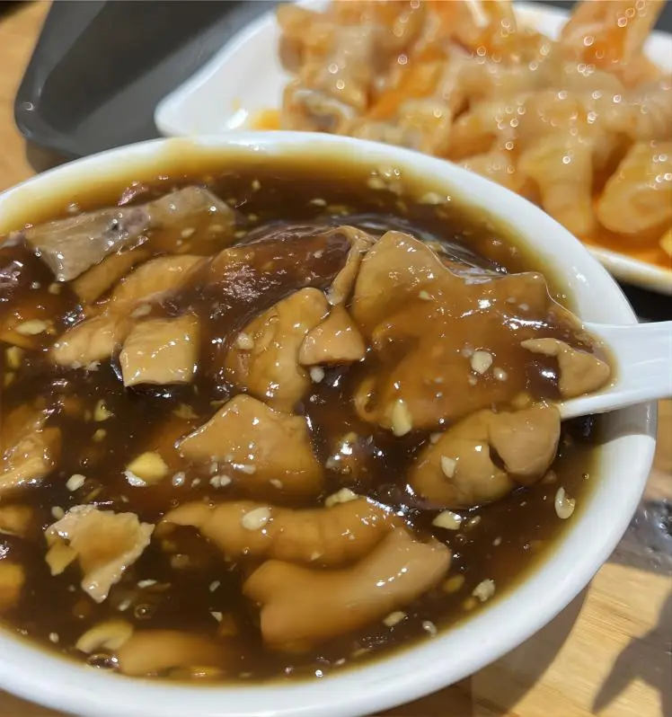 Close-up of Beijing Chaogan, a thick pork liver and intestine stew known for its strong garlic aroma.