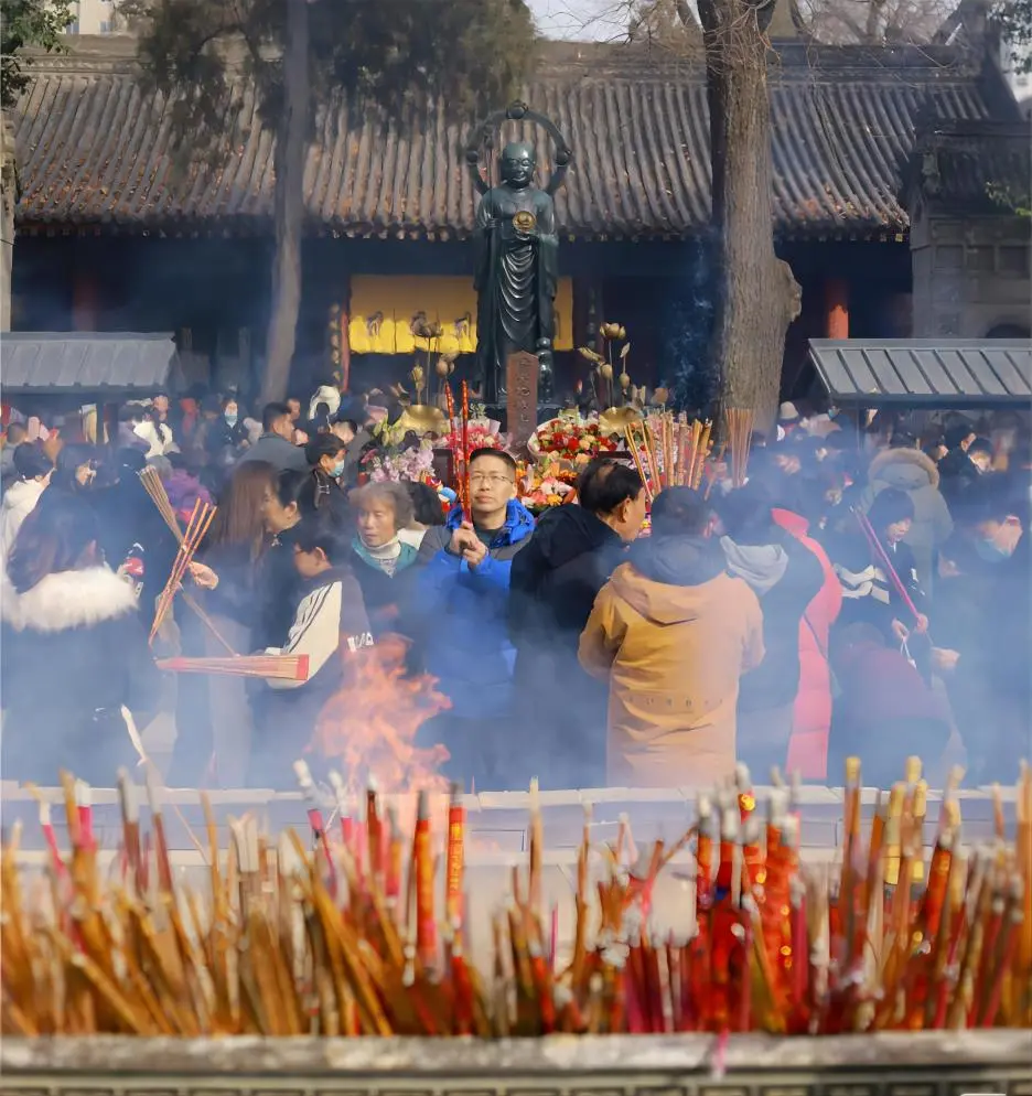 People visiting a temple to pray during China public holidays, showing traditional culture and spiritual rituals.