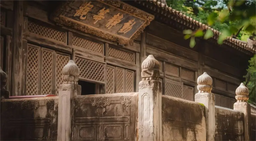 The “Action and Stillness Observed Equally” plaque inscribed by Emperor Qianlong, symbolizing Zen harmony at Dajue Temple in Beijing.
