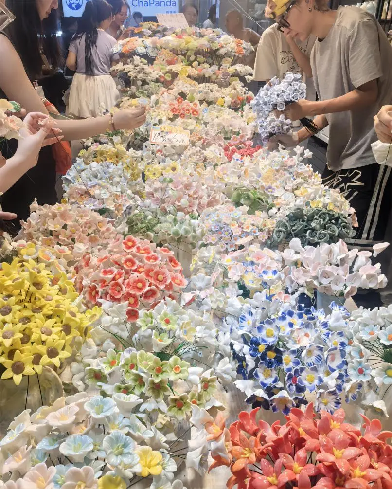 Jingdezhen Porcelain displayed at Taoxichuan Ceramic Market