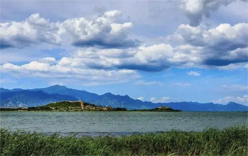 Kangxi Grassland near Guanting Reservoir, Beijing, showing grassland plains and sparkling water.