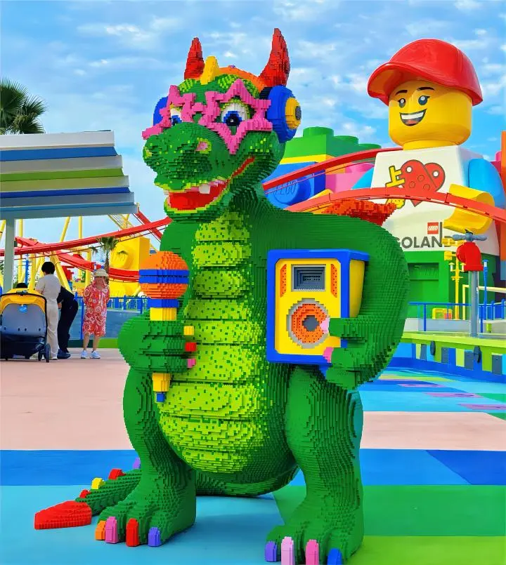 The giant LEGO Minifigure “Dada” and dinosaur models in LEGO Creative World at Shanghai LEGOLAND Resort.