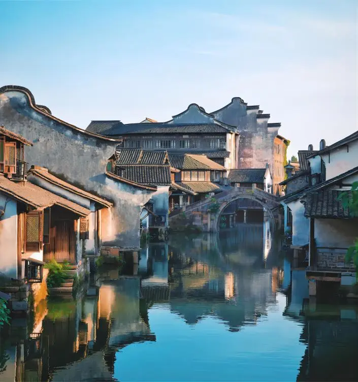 Clear-sky view of Wuzhen’s stone bridges and waterways—classic Jiangnan scenery for travelers from Shanghai.