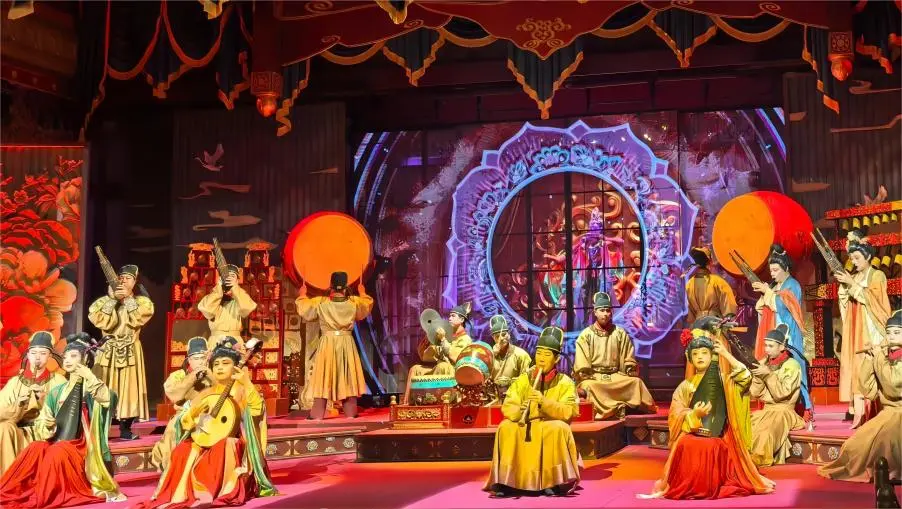 Tang Paradise live performance of Xi’an Drum Music with traditional Tang Dynasty drums and dancers on stage.