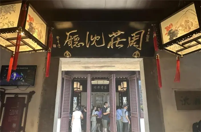 A boat passing through the interior of Shen Hall in Zhouzhuang water town, a must-see on a Zhouzhuang day trip from Shanghai