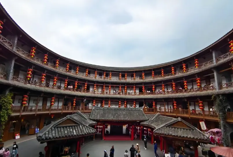This close-up photo reveals the intricate details of Bokelou in Luodai Ancient Town, such as exquisite carvings and antique doors and windows, reflecting the town's profound cultural heritage.