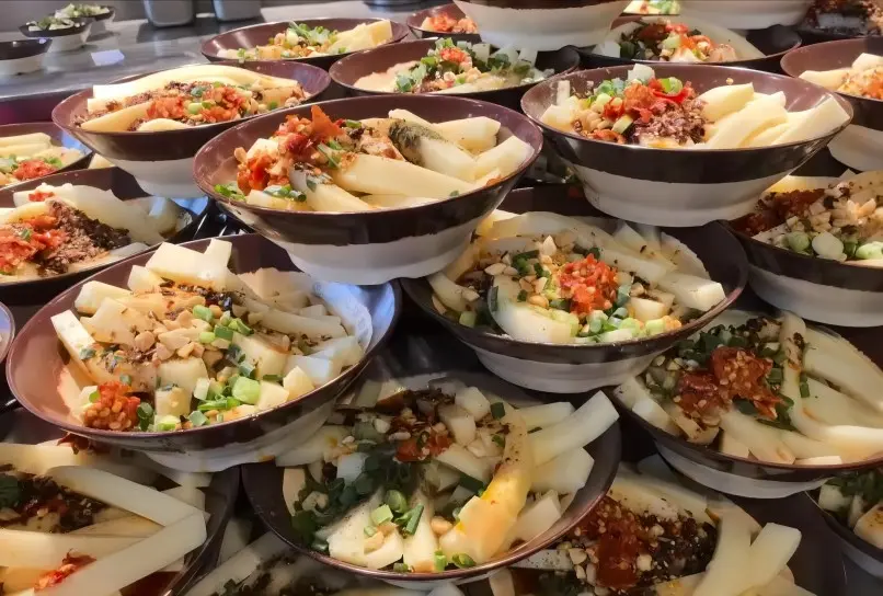 This photo shows a plate of "Heartbroken" Cold Noodles, a famous local snack in Luodai Ancient Town, known for its spicy and tangy flavor that leaves a lasting impression.