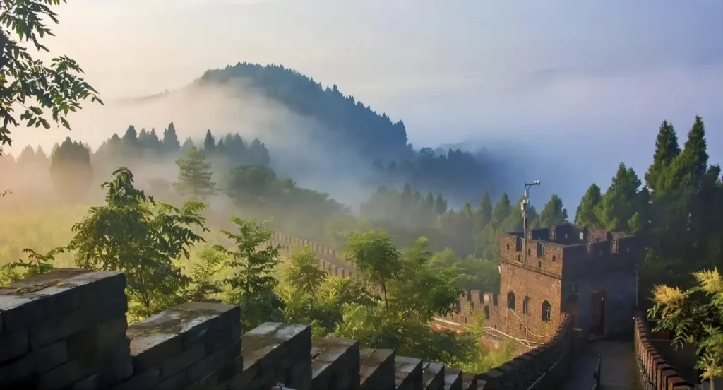 Perched atop Jinlong Great Wall, this image offers a breathtaking scenic vista, showcasing the natural beauty and historical allure of the surrounding area.