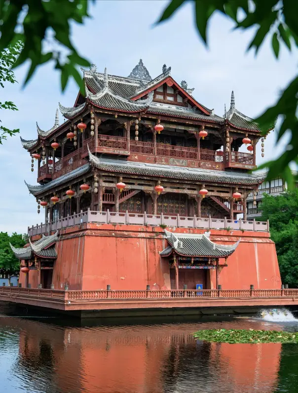 Standing tall in Luodai Ancient Town, Wufeng Tower, named for its resemblance to five phoenixes spreading their wings, is a towering and exquisitely designed pavilion, one of the iconic sights of Luodai.