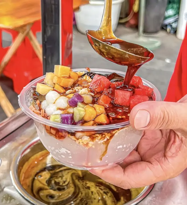 Chengdu street vendor preparing Bingfen ice jelly, handmade local treat