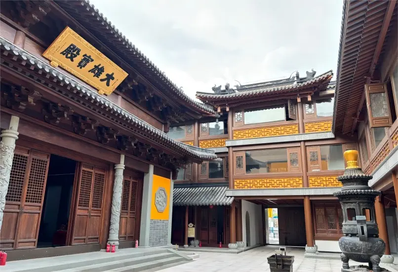 Mahavira Hall at Fashan Nunnery in Shanghai, featuring classic Jiangnan architecture and tranquil Zen ambiance.