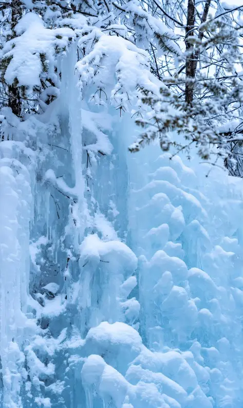 Snow-covered ice textures of Hailuogou Glacier after fresh snowfall