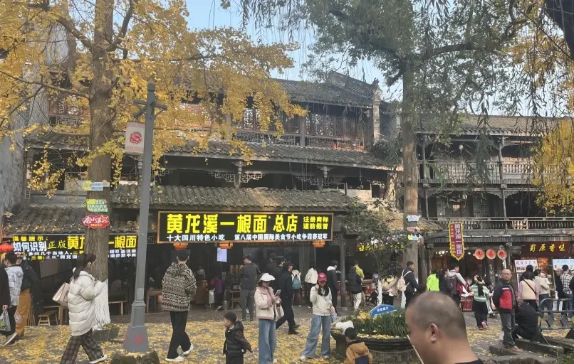 The original one-strand noodle shop in Huanglongxi Ancient Town, famous for its hand-pulled noodle performance