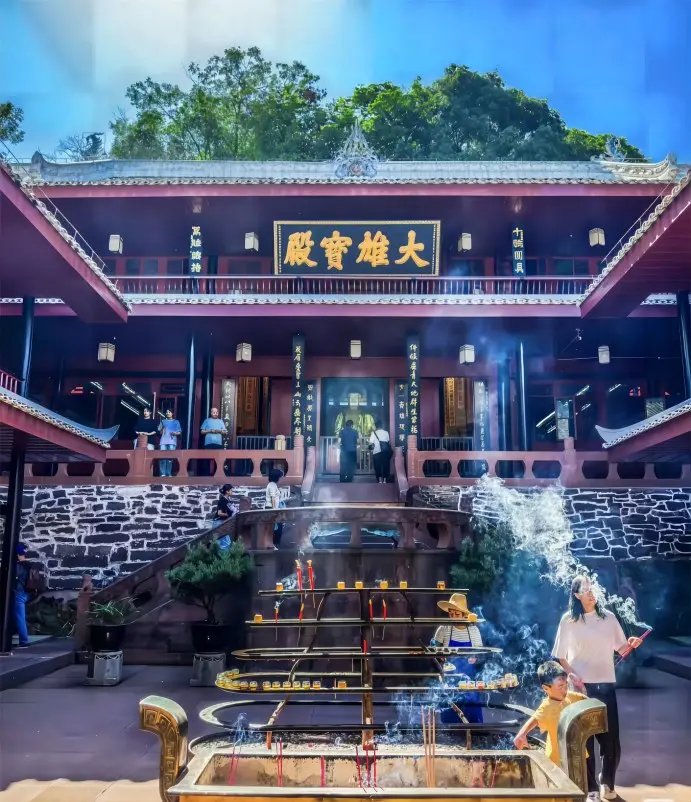 Visitors praying at the Mahavira Hall of Wannian Temple, Mount Emei