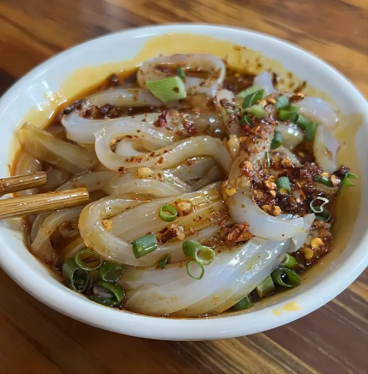 Northern Sichuan jelly with spicy sauce, a refreshing Chengdu street food