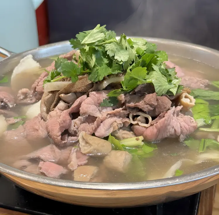 What to Eat in Chengdu : Leshan Qiao Jiao Niu Rou–Non-Spicy Wellness Beef Hot Pot