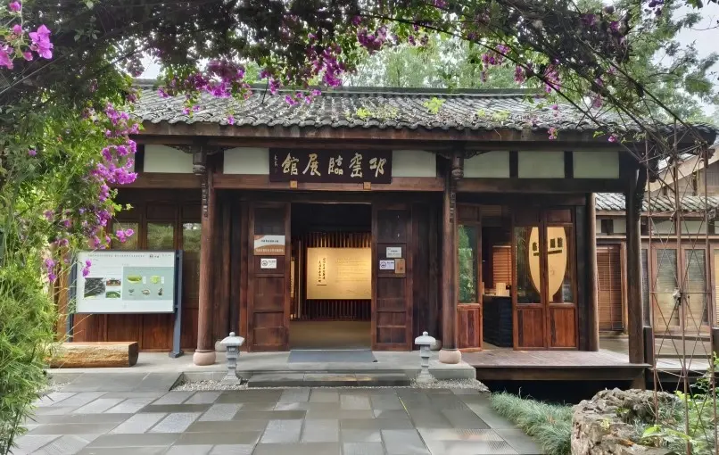 Entrance of the Qiong Kiln Site Exhibition Hall in Chengdu, welcoming visitors to explore ancient Tang Dynasty ceramics.