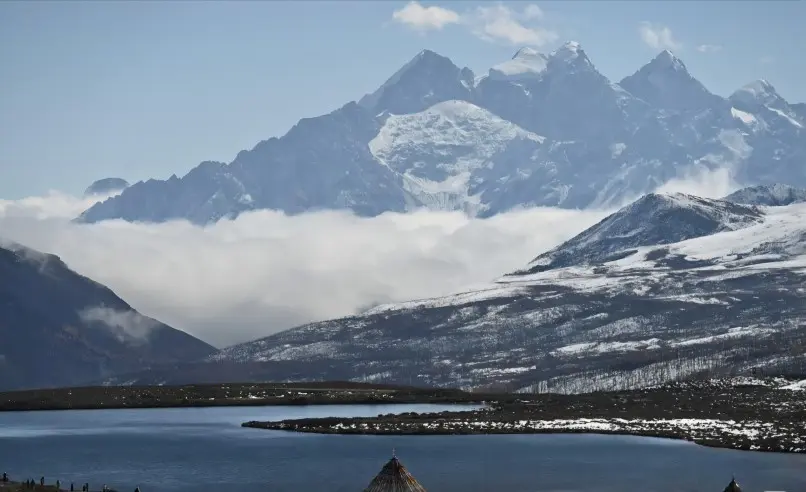Alpine scenery at Red Sea Lake Hong Haizi with changing light and clouds
