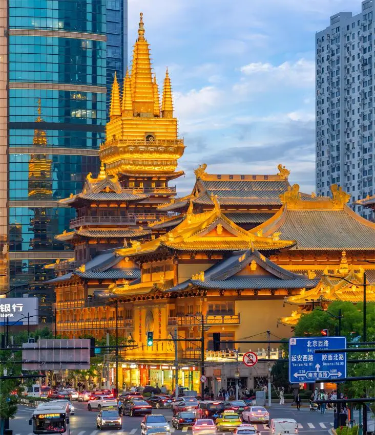 Jing’an Temple in Shanghai illuminated at night, showing its golden Buddhist architecture