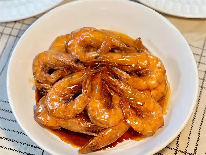Plate of Shanghai Youbao Xia, deep-fried shrimp with crispy shell and juicy meat