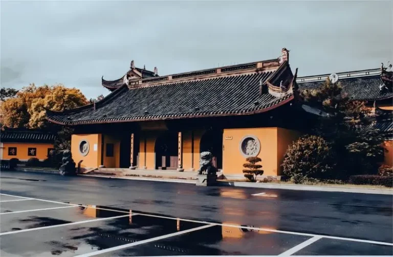 Entrance of Shou'an Temple, Shanghai, with stone lions and traditional gate