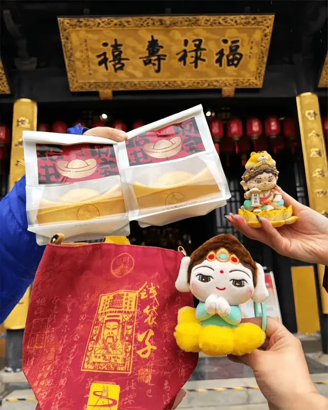 Visitors shopping for souvenirs at Shou'an Temple, Shanghai, during a temple fair