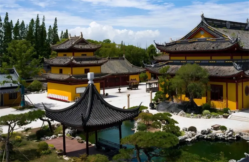 Panoramic view of Shou'an Temple, Shanghai, capturing the temple complex and surroundings