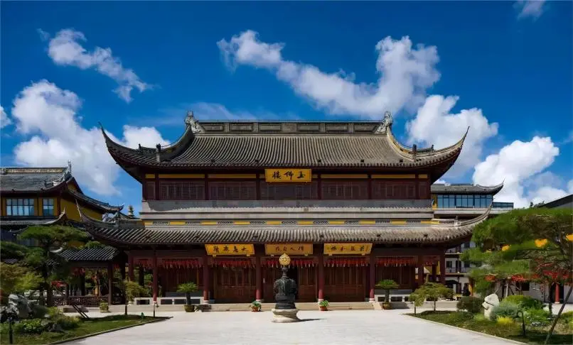 Yufu Hall at Shou'an Temple, Shanghai, showcasing traditional Buddhist architecture