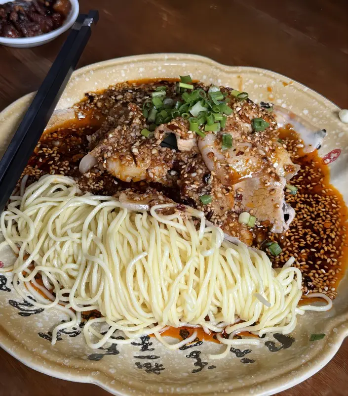 Suan Ni Bai Rou (Garlic Pork) served with cold noodles, a popular Chengdu street food combination