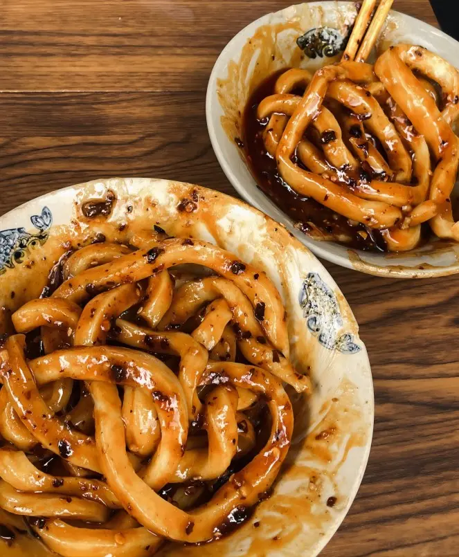 Sweet water noodles topped with chili oil, a popular Chengdu street food