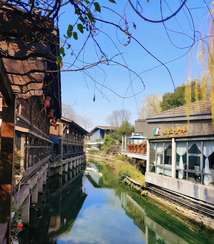 Lakeside scenery at Tiexiang Temple Water Street, Chengdu
