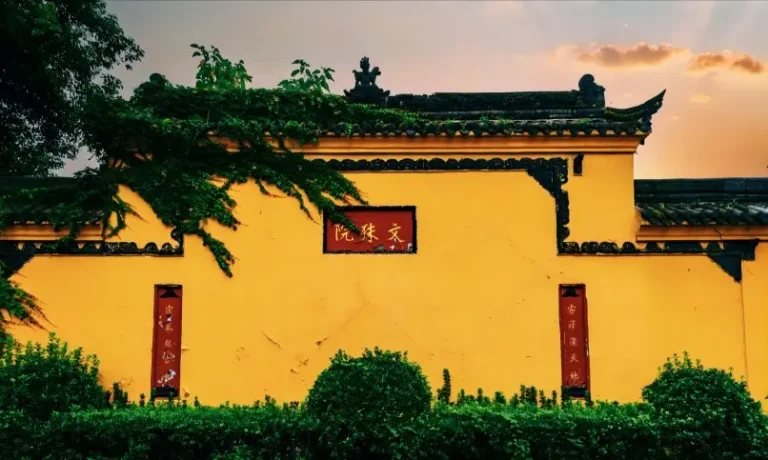 Entrance archway of Wenshu Monastery in Chengdu