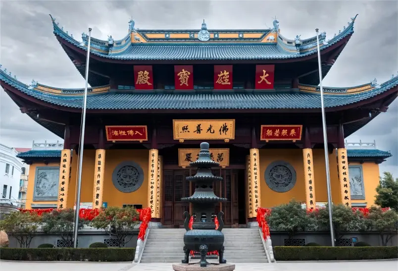 Mahavira Hall at Xiahaimiao Temple in Shanghai, showcasing traditional Ming Dynasty architecture and Zen ambiance.