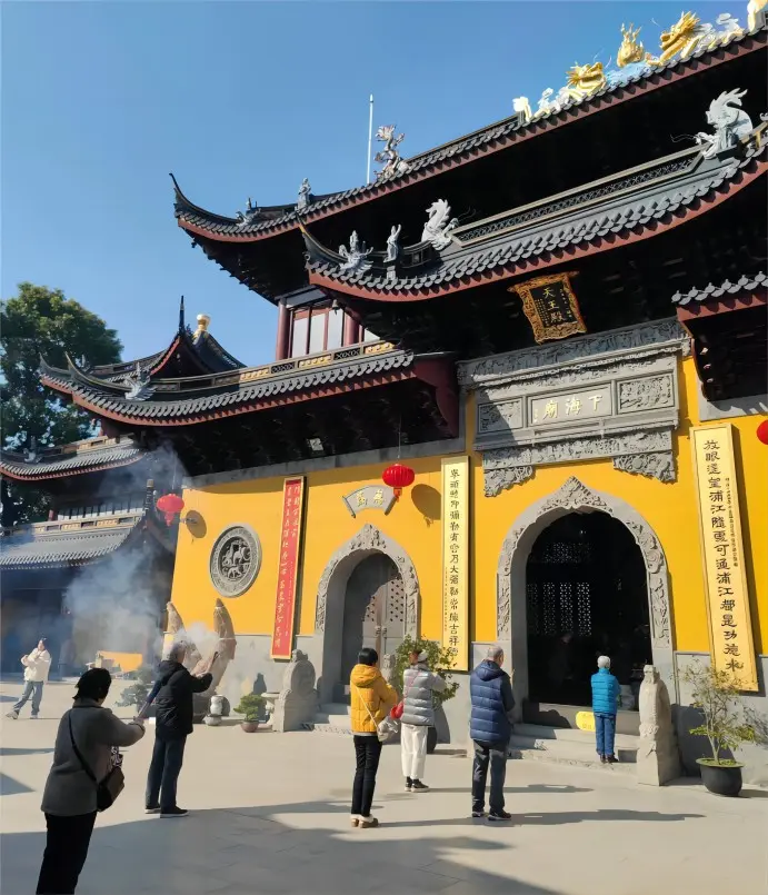 Visitors gathered in front of the Tianwang Hall at Xiahaimiao Temple in Shanghai, praying for blessings and protection.