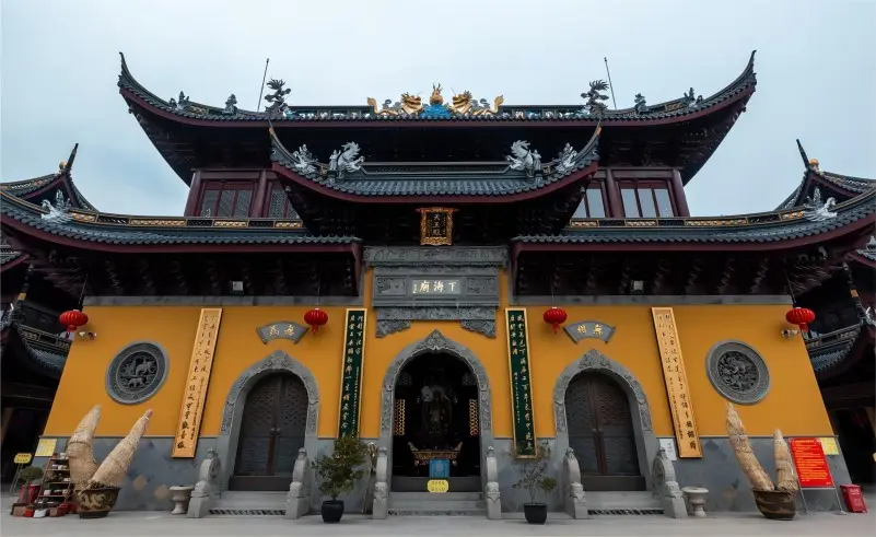 Tianwang Hall at Xiahaimiao Temple in Shanghai, a key hall honoring the Heavenly Kings and welcoming visitors.